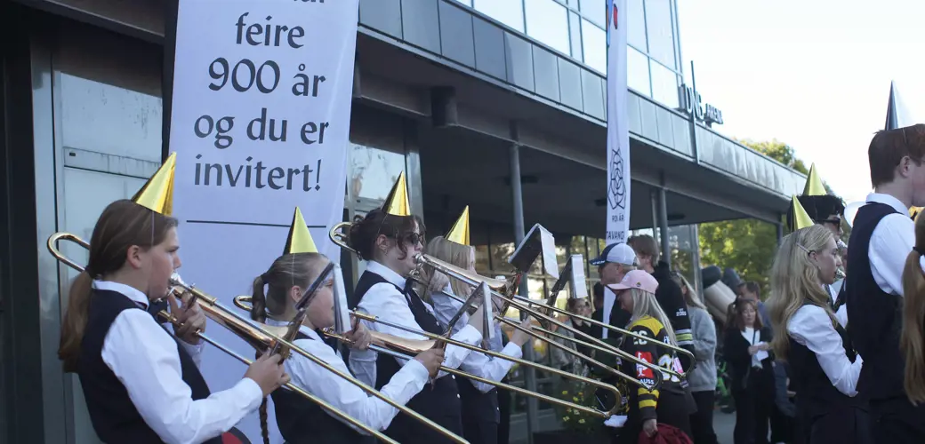 Her spilles det opp til bursdagskampen med Oilers i september 2024. Kanskje vil de samme tonene spilles når jubileumskampen med Viking går av stabelen? Tasta skolekorps spiller utenfor DnB Arena.