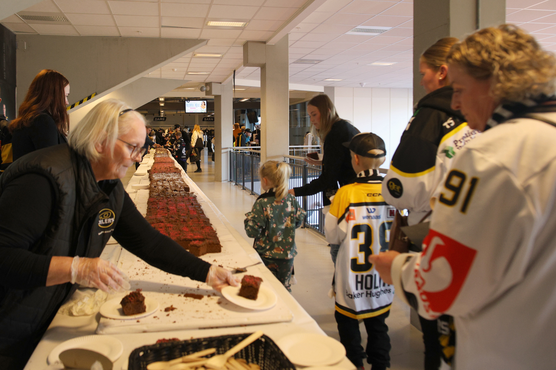 Det er ikke bare Stavanger som jubilerer neste år: Oilers blir nemlig 25 år! Det feires med en kake på imponerende 25 meter.