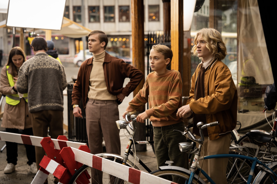 Fra venstre: (med ryggen til) Nikolai Hult Simenstad, Emil Piel, Conrad Ørland Wathne og Adam Ekeli som alle spiller i kortfilmen E' det Muligt.