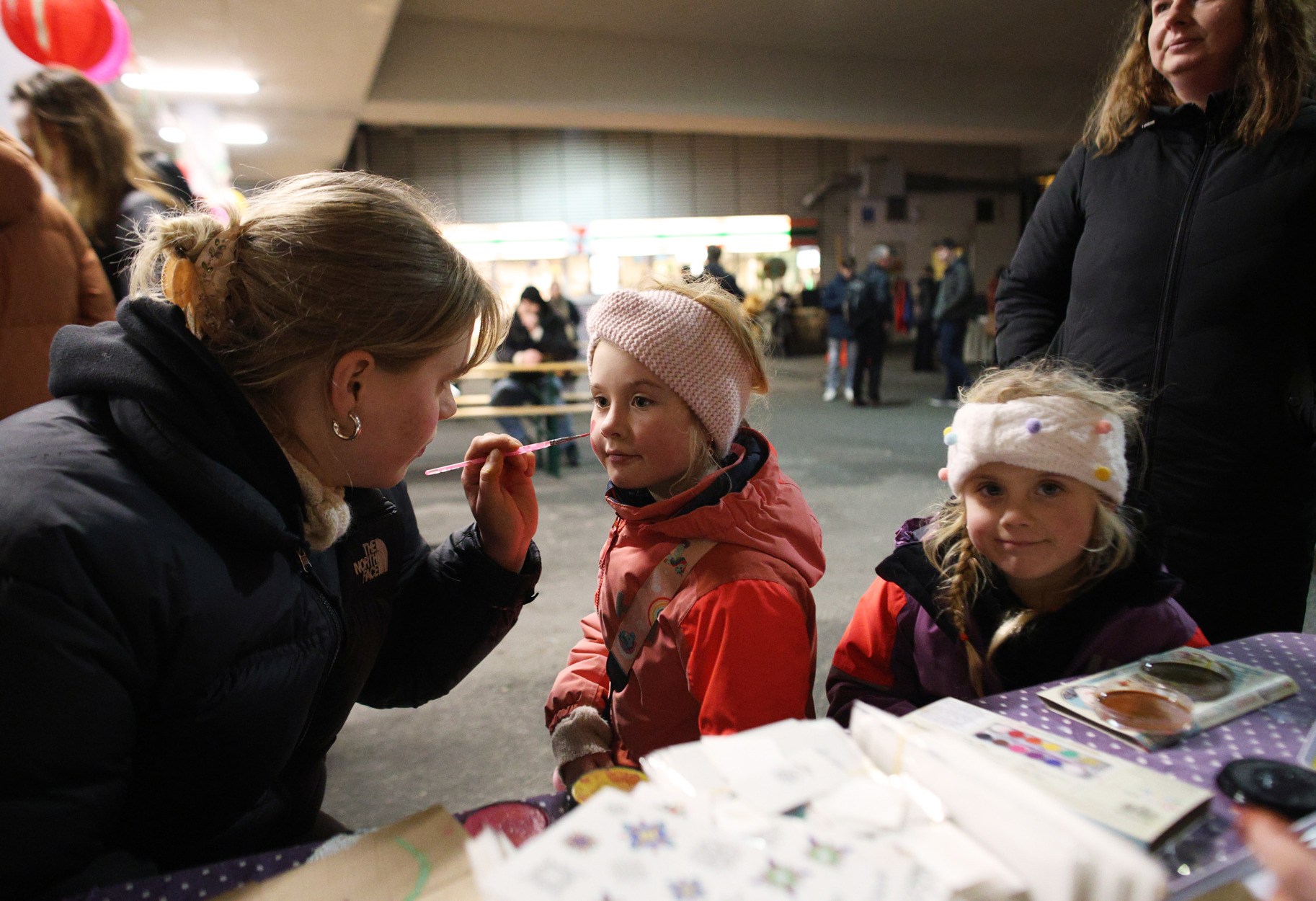 Emma blir malt av Elsa Størseth_med søster Anna og mor Dominika Wozniak.