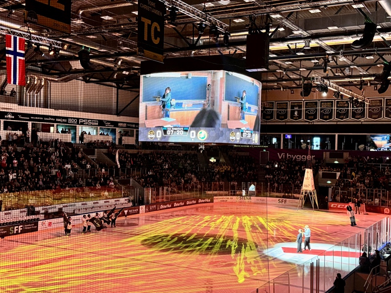 Den nye versjonen av Oilers’ klubbhymne Hjemmakamp satte stemningen for sesongens første hjemmekamp. Inger Lise Hope og Eirik Zakariassen, sammen med Showakademiet, rørte en hel arena. 