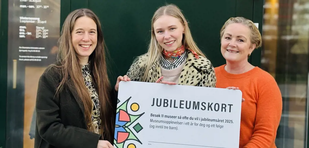 Fra venstre: Iselin Grayston, Susanne Sandgren og Siri Vinje. Iselin Grayston, Susanne Sandgren og Siri Vinje poserer sammen med jubileumsårskortet.