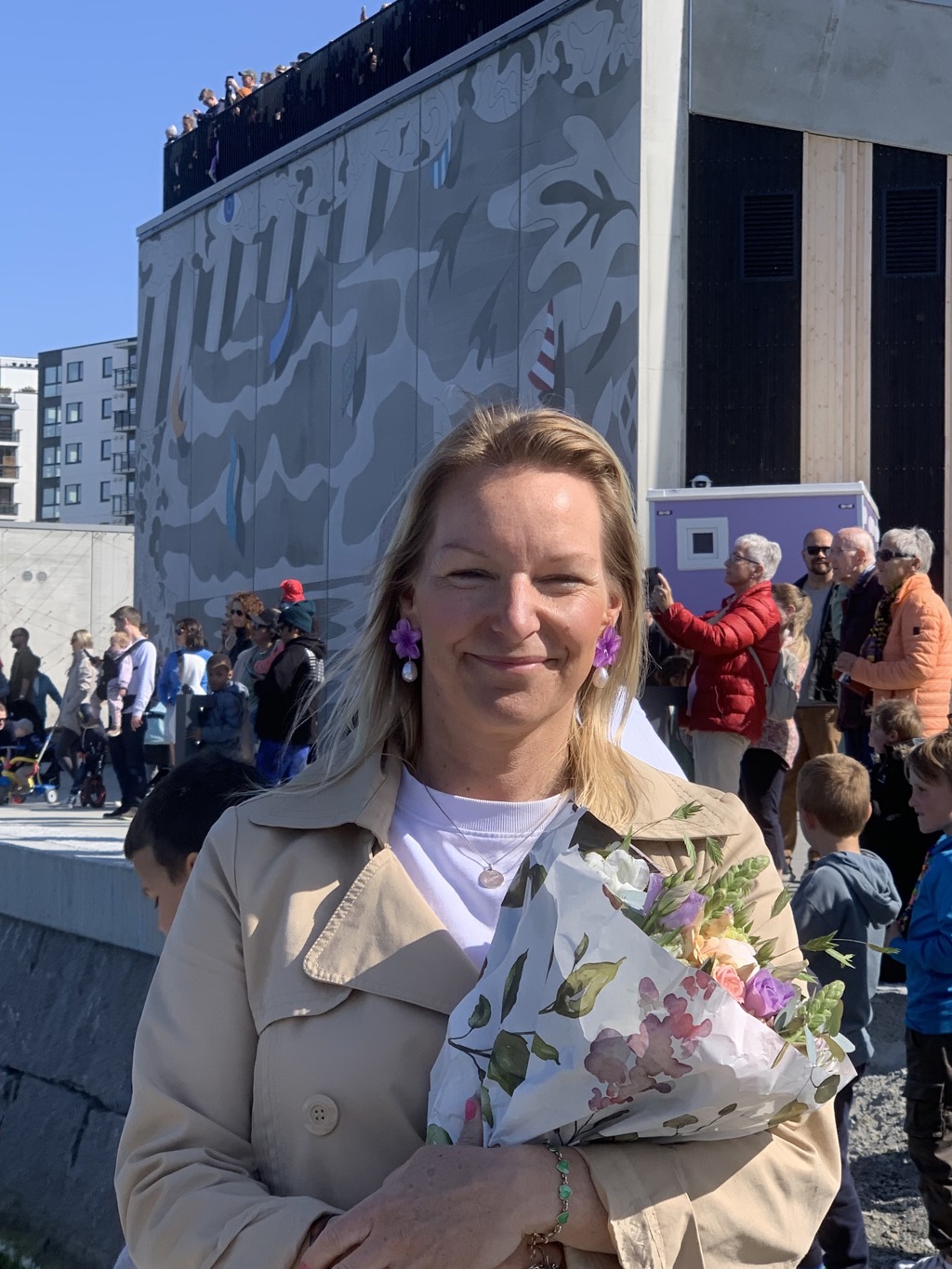 Kunstner Ingrid Toogood foran kunstverket på Varmen brannstasjon. Kunstner Ingrid Toogood.
