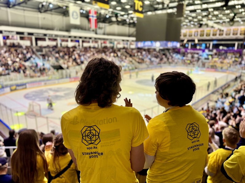 To unge heier på Oilers. De har på seg Stavanger 2025 logo.