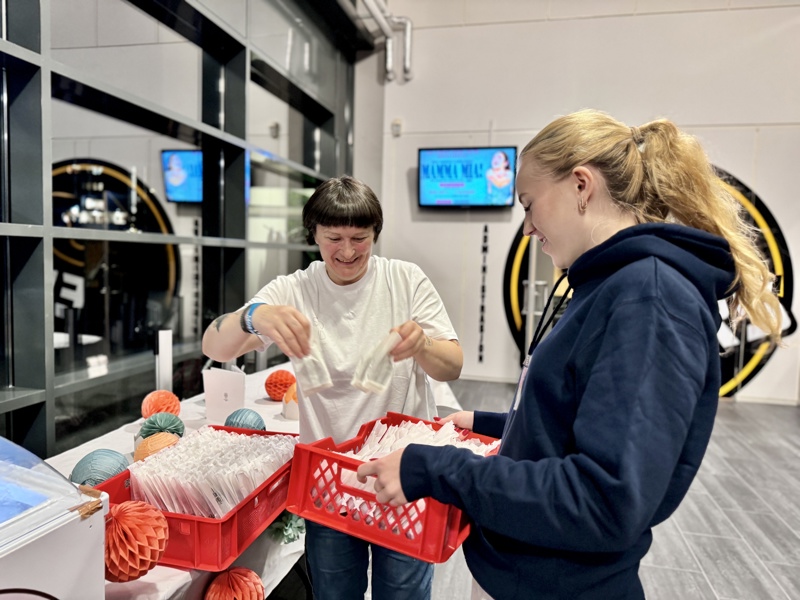 Det er ikke en skikkelig bursdagsfeiring uten is! Jolanta Ulys fra Siddis Gelato deler ut jubileums-is etter at sesongens første hjemmeseier er i boks.