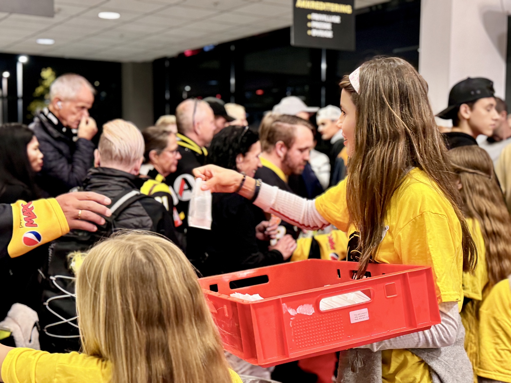 Showakademiet sang med hymnen og delte jubileums-is for å feire både bursdagskamp og hjemmeseier!