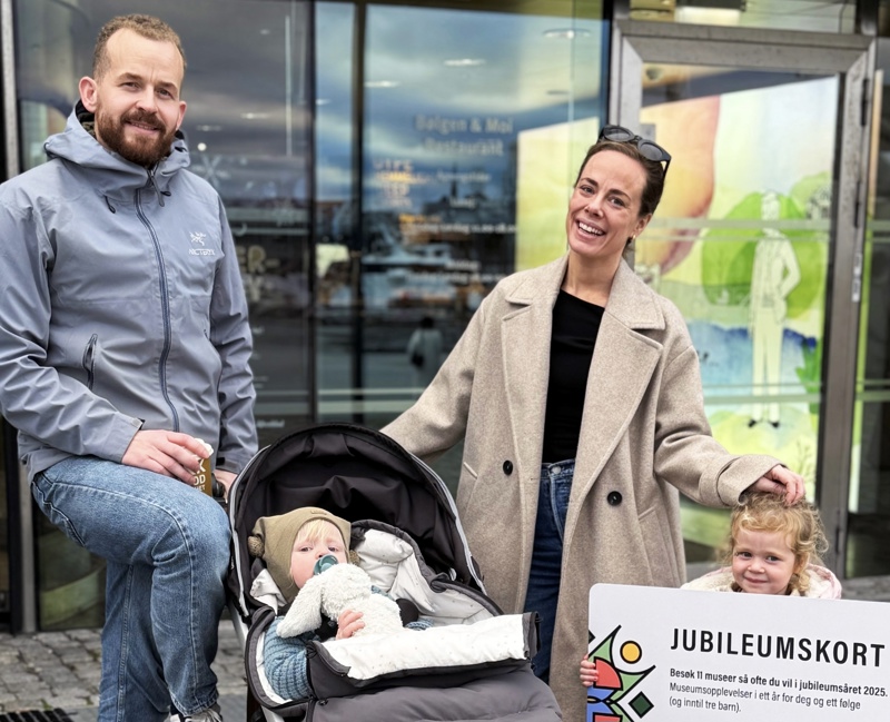 Sigurd, Markus, Mia og Frida med et stort jubileumskort for museer.