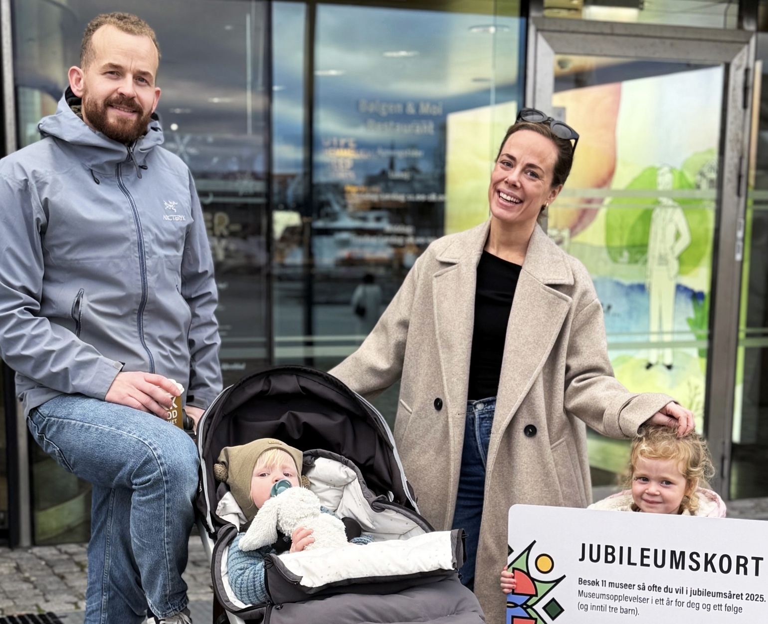 Sigurd, Markus, Mia og Frida med et stort jubileumskort for museer.