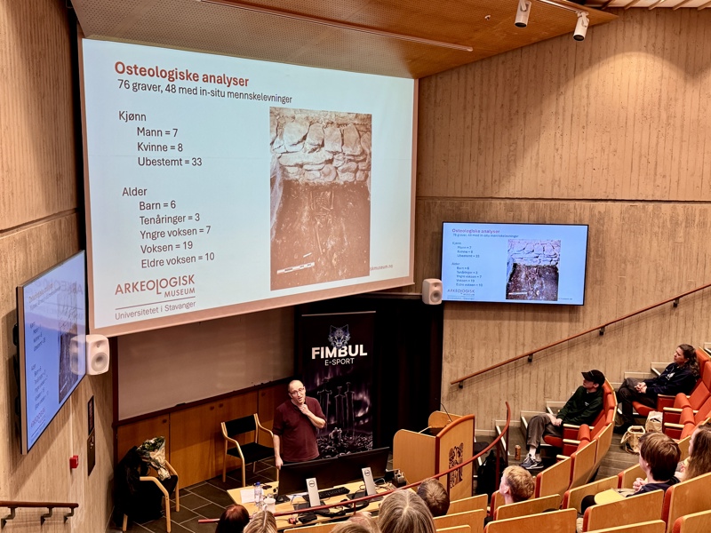 Arkeolog Sean Denham forteller om gravfunn gjort i Stavanger domkirke. 