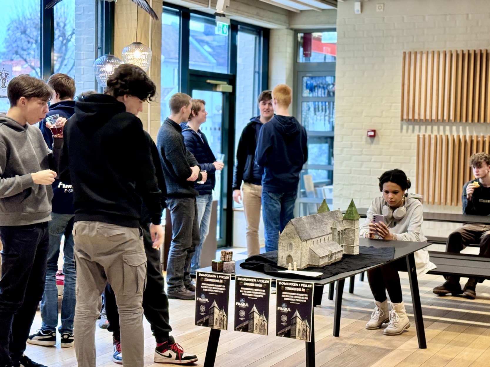 Elever ser på Stavanger domkirke-modell.