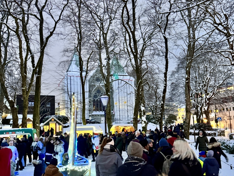 Byparken med domkirken i bakgrunnen
