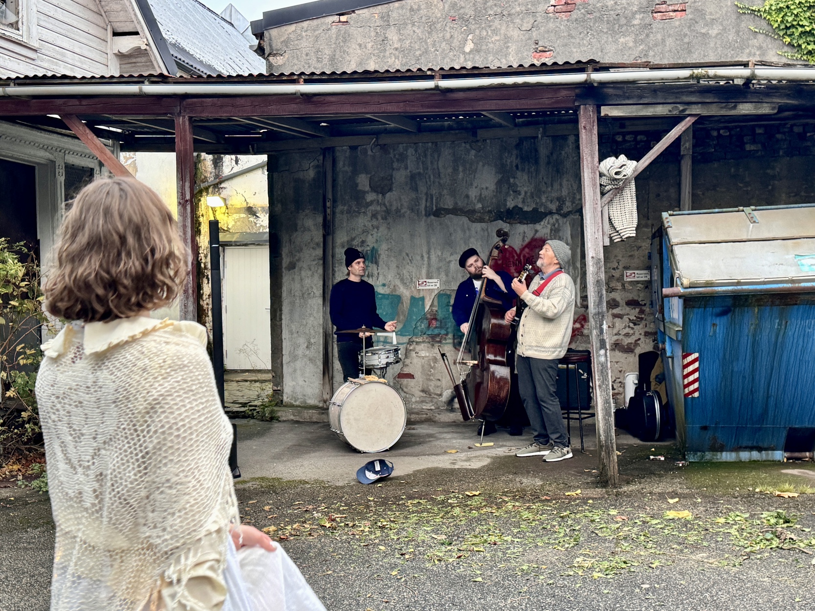 Bakgårdskonserten fra vandreforestillingen Blikk kan også oppleves på jubileumsåpningen.