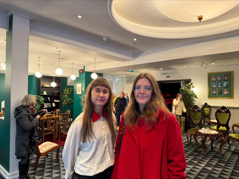 Maria Drangeid og Kristin Auestad Danielsen sammen på teateret. 