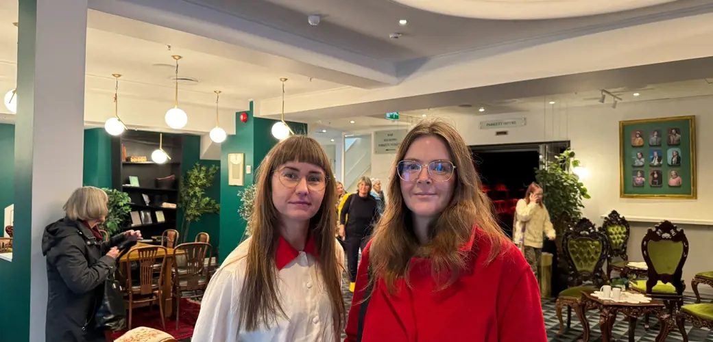 Maria Drangeid og Kristin Auestad Danielsen.  Maria Drangeid og Kristin Auestad Danielsen sammen på teateret.