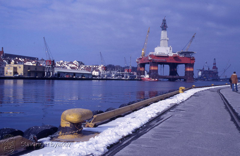 Vågen fra gammelt av. Oljerigg i sjøen. 