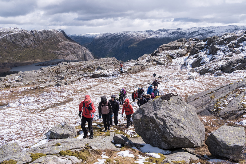 Turglade mennesker på vei opp Kvelvane. 