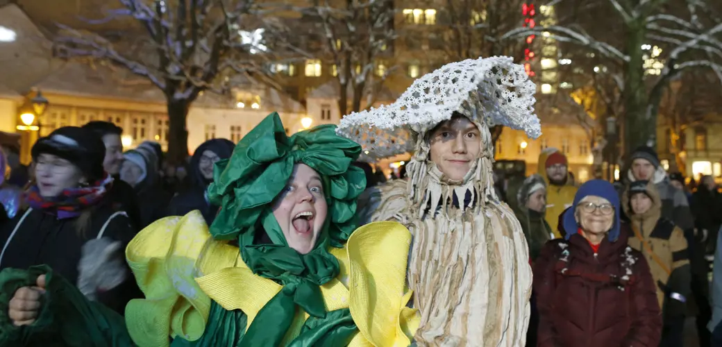 I ungdomsforestillingen Knoppar inviterer fem ville markblomster publikum inn i en nyrestaurert Stavanger domkirke. To Knoppar-skuespillere på programslipp i Byparken.