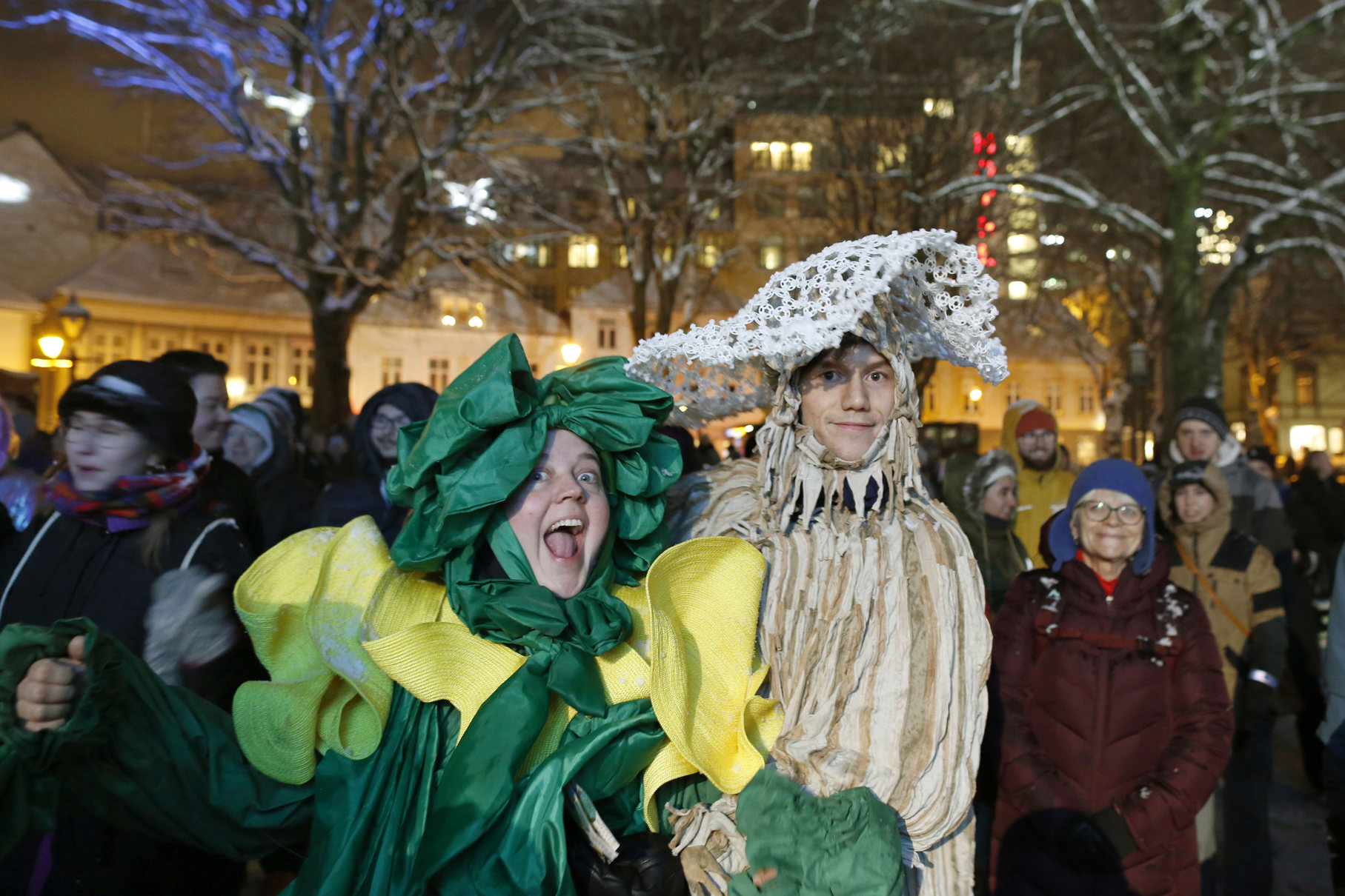 I ungdomsforestillingen Knoppar inviterer fem ville markblomster publikum inn i en nyrestaurert Stavanger domkirke. To Knoppar-skuespillere på programslipp i Byparken.