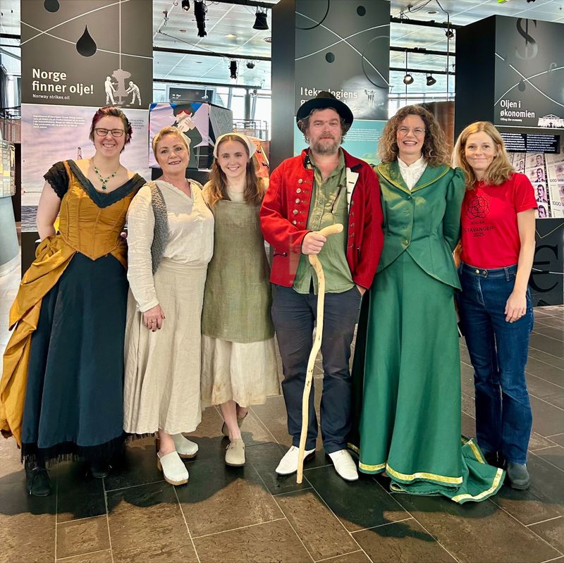 Personer utkledd i historisk bekledning i utstillingen Virrevandring på Norsk oljemuseum.