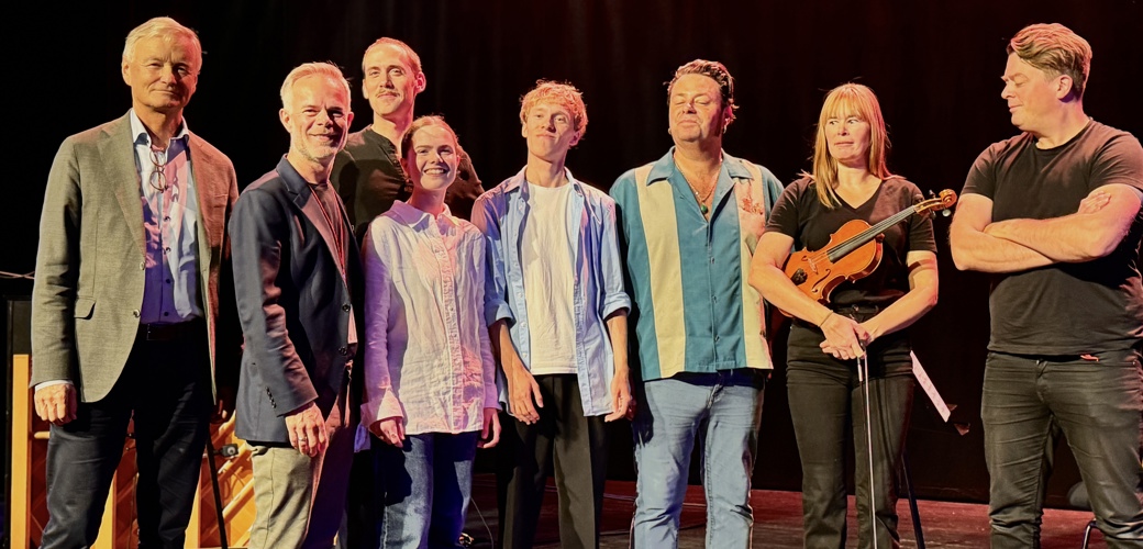 Klare til oktoberpremiere i 2025: Per-Harald Nilsson, direktør Stavanger konserthus, Tore Renberg, Anders Brunvær Hauge, Petra Renberg , Runar Jekteberg, Kjell Undheim, Renate Englevoll og Vidar Schanke. Klare til oktoberpremiere i 2025: Per-Harald Nilsson, direktør Stavanger konserthus, Tore Renberg, Anders Brunvær Hauge, Petra Renberg , Runar Jekteberg, Kjell Undheim, Renate Englevoll og Vidar Schanke.