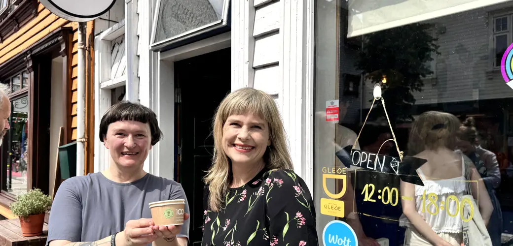Gründer Jolanta Ulys er opptatt av kvalitet, håndverkstradisjoner og bærekraft.  Her gratuleres hun av Stine Honoré, prosjektrådgiver i Stavanger 2025.  Jolanta Ulys,  grunder i Siddis Gelato med Stine Honoré, prosjektrådgiver i Stavanger 2025.