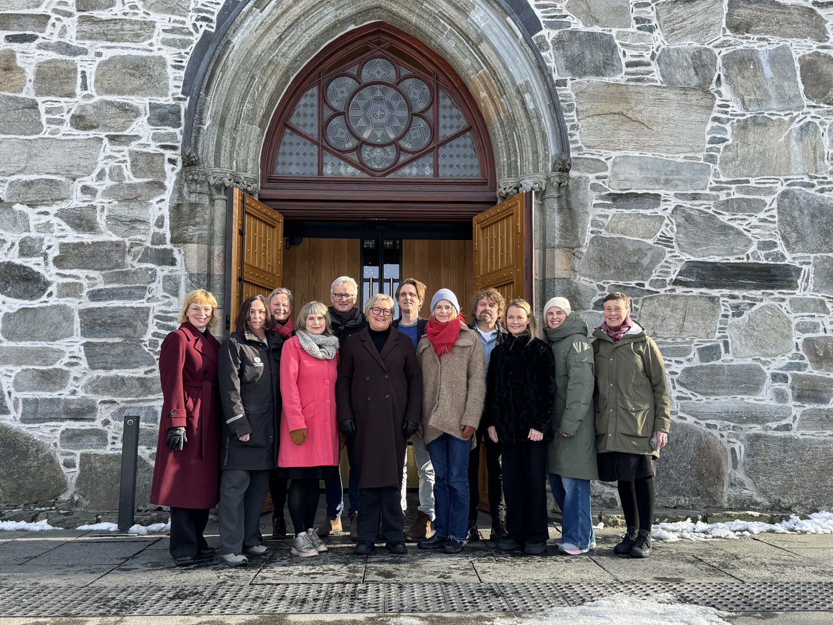 Jubileumskomiteen samlet for siste gang. Fra venstre: Anja Fremo, Museum Stavanger, Kristin Gustavsen, Stavanger sentrum, Inger Tone Ødegård, Næringsforeningen, Stine Honoré, Stavanger 2025, Preben Falck, Stavanger Turistforening, Inger Vagle, Den norske kirke, Espen Røsbak, Sølvberget, Lena Antonius, Stavanger 2025, Børre Jacobsen, UiS, Elina Borg Björnström, UiS, Tone Larssen Rogne, Sølvberget, og Anne Lise Ådnøy, Den norske kirke.