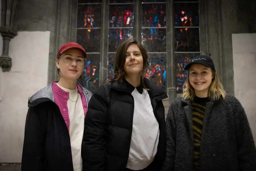 Aktørene bak forestillingen: Regissør Maria Drangeid, forfatter Kristin Auestad Danielsen, og produsent Mari Rossavik. Teamet bak forestillingen Knoppar