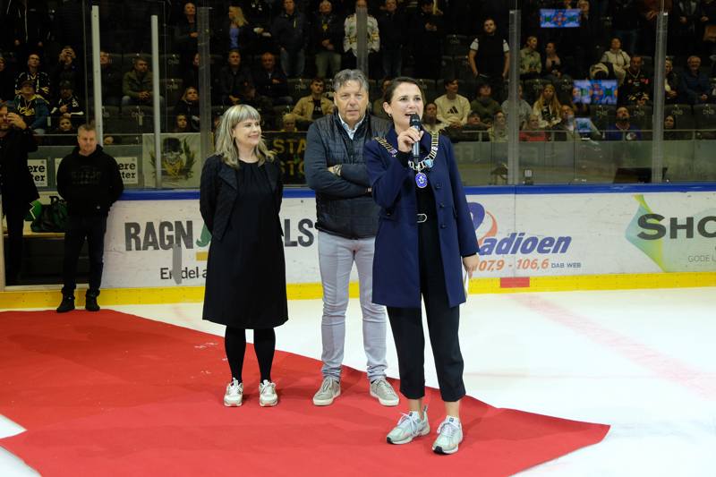 Oilers Tore Christiansen og ordfører Kari Nessa Nordtun, med Stavanger 2025 prosjektrådgiver Stine Honoré.