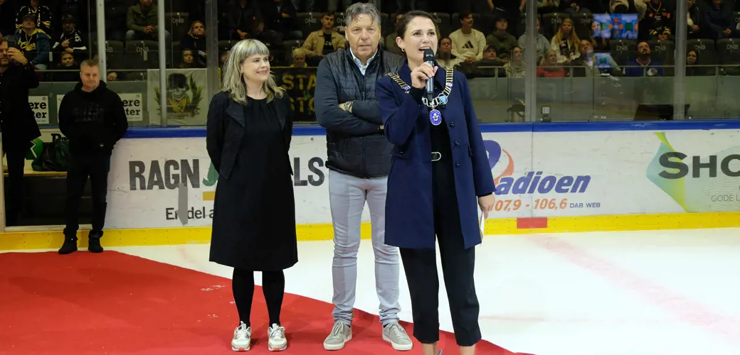 Oilers Tore Christiansen og ordfører Kari Nessa Nordtun, med Stavanger 2025 prosjektrådgiver Stine Honoré.