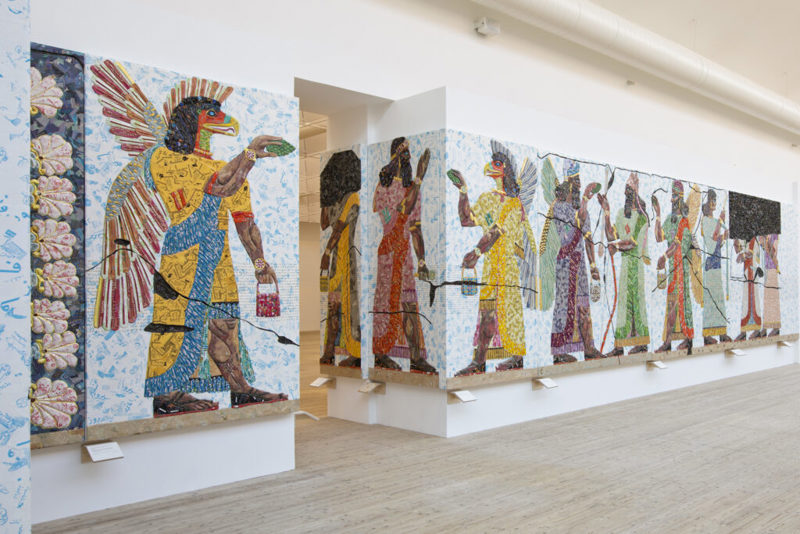 Bildet viser noen av verkene til den irakisk-amerikanske kunstneren Michael Rakowitz.