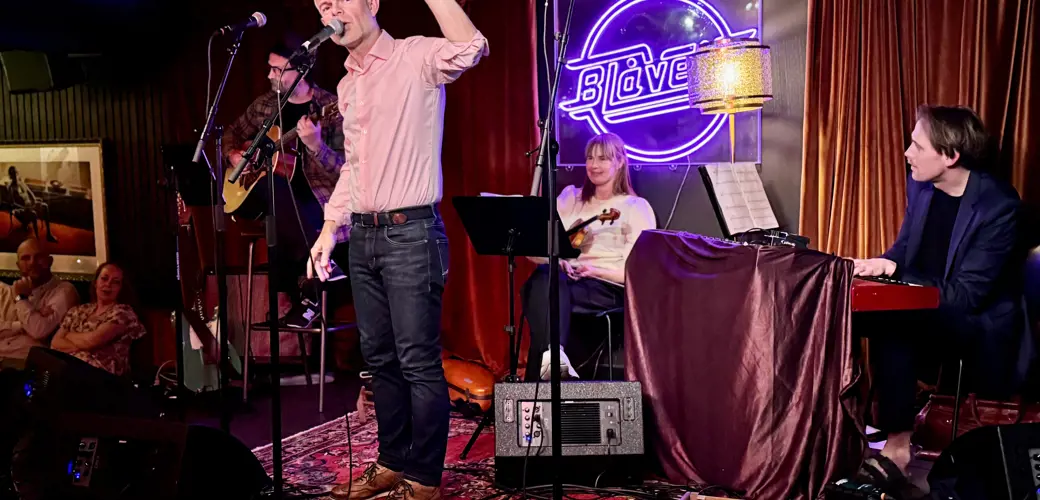 Stavangeroratoriet får med seg musikere fra byens mangfoldige kulturliv. Her en liten førpremie på Blåveis.  På scenen: Alexander Flotve, Tore Renberg, Renate Engevold og Anders Brunvær Hauge.  Stavangeroratoriet på Blåveis.