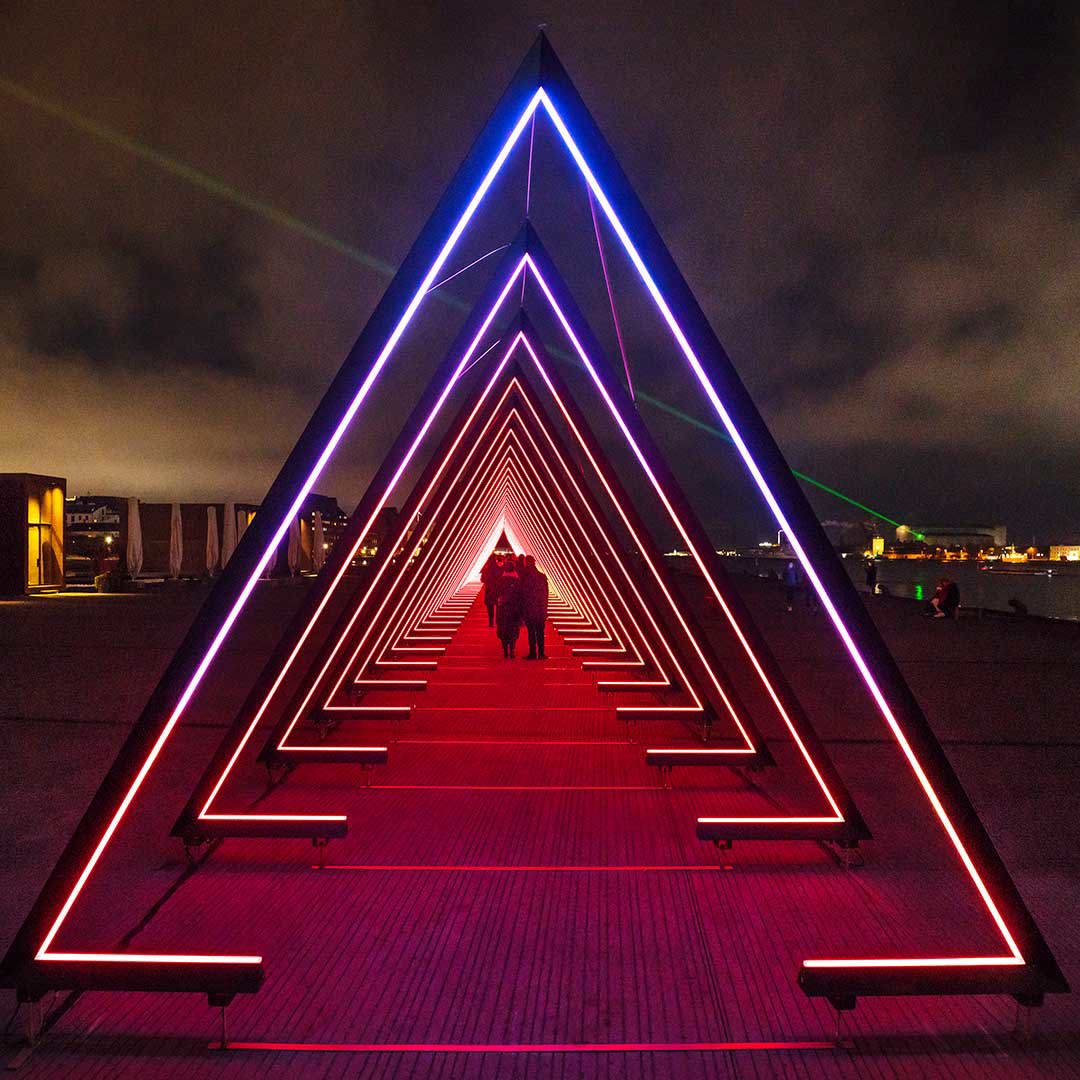 Slik så det ut under lysfestivalen i København i 2020. The Wave er laget av Vertigo studio. Foto: Christoffer Askman. Lysinstallasjonen The Wave