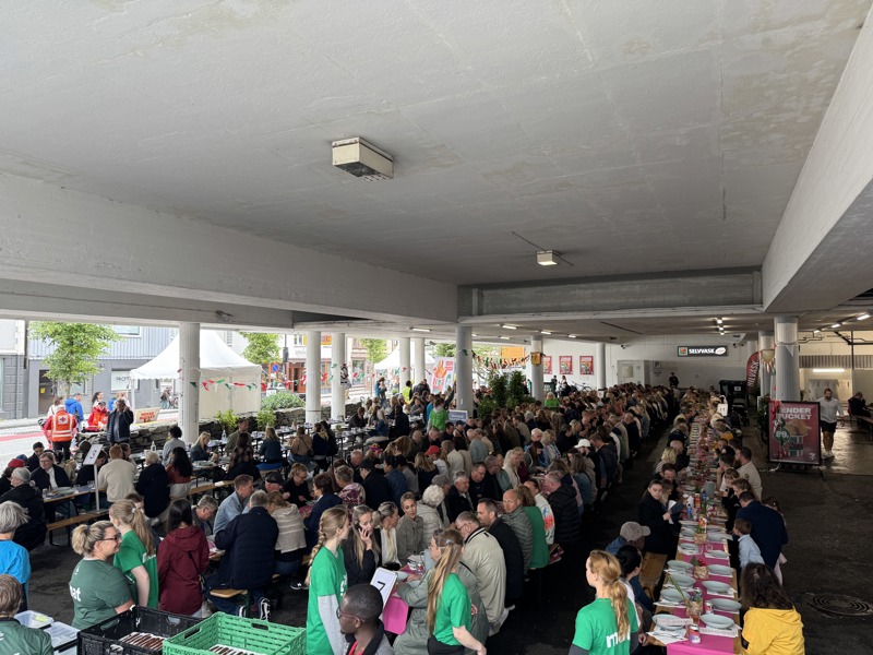 600 gjester sitter på langbord på Blåsenborg.