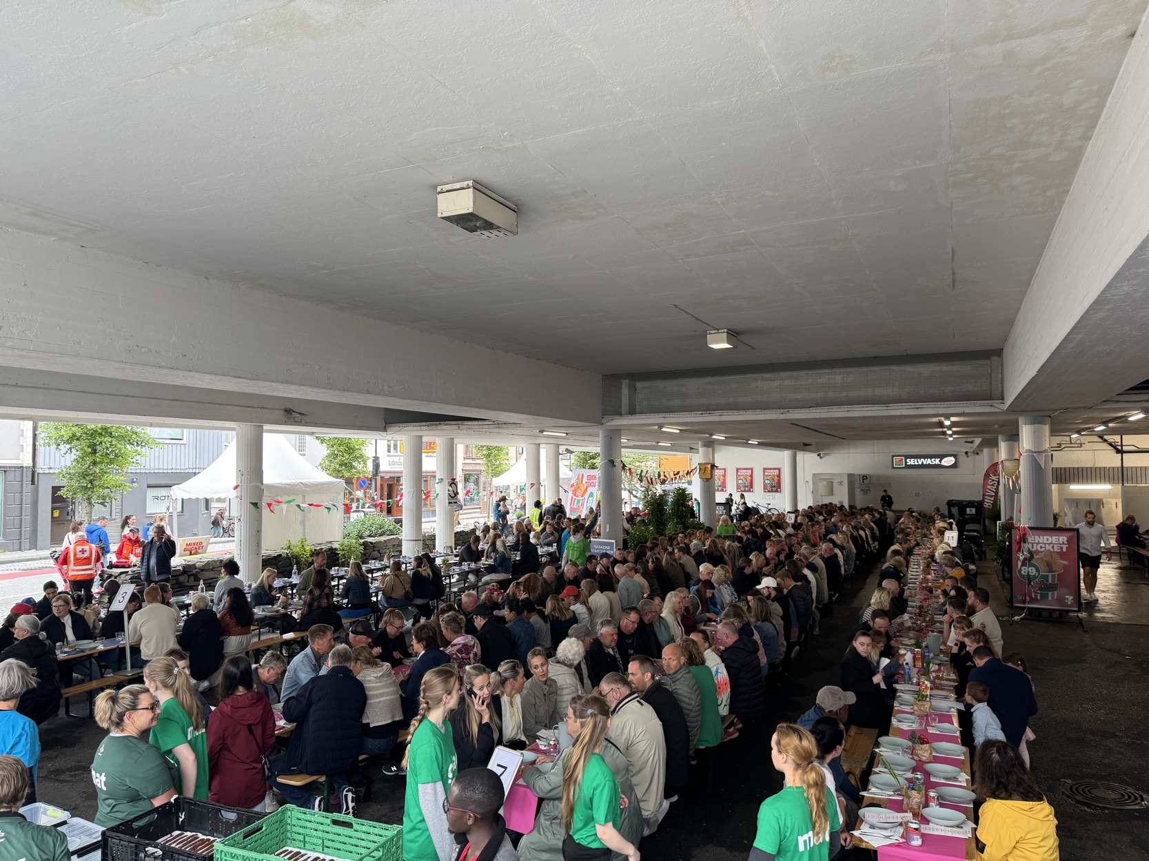 600 gjester sitter på langbord på Blåsenborg.