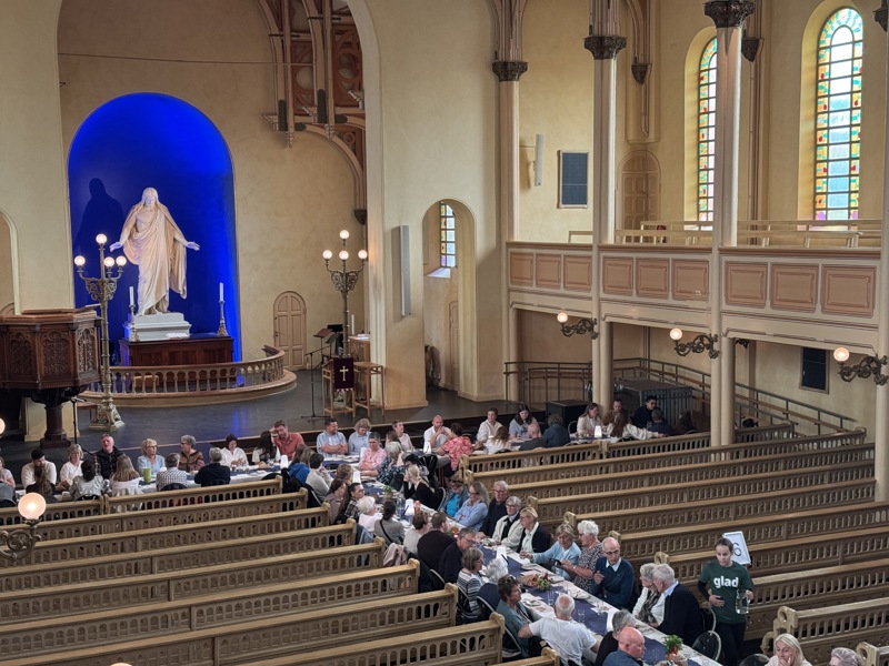 Overblikk av St.Petri kirke. Lanbord opp altergangen. 