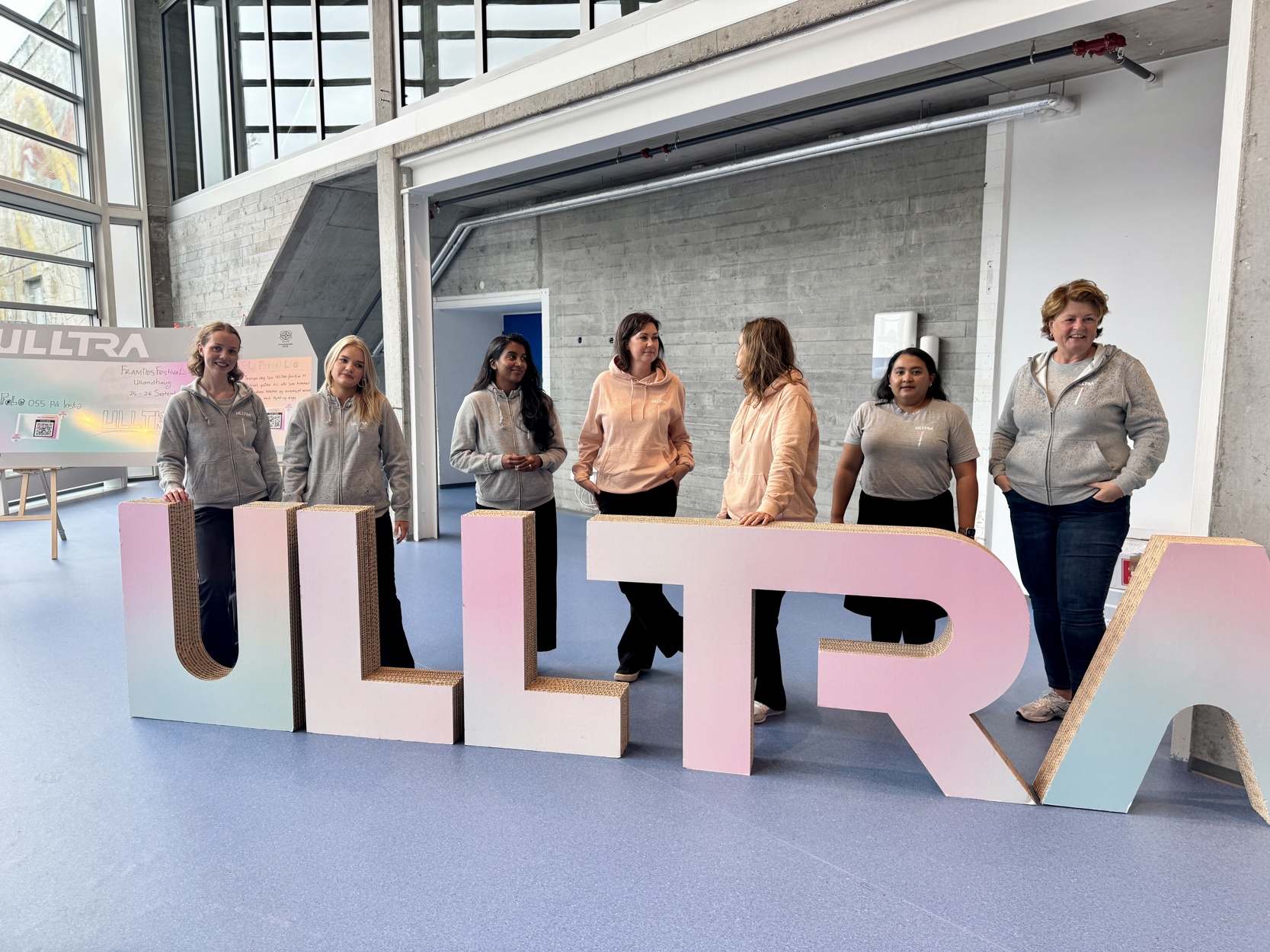 Festivalkomiteen til ULLTRA, bak store ULLTRA-bokstaver