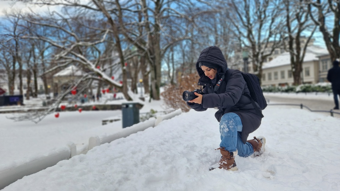 Fotojournalist Hayat Al-Sharif kom til Stavanger med familien fra Jemen januar 2023. Hun er Stavangers 13. fribykunstner.