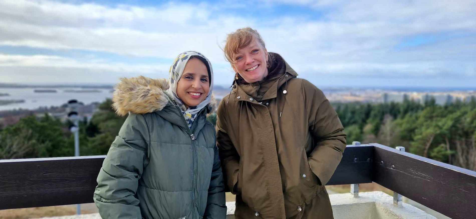 Stavangers fribykunstner Hayat al-Sharif og fribykoordinator ved Sølvberget Lotte Løkeland Hovda.