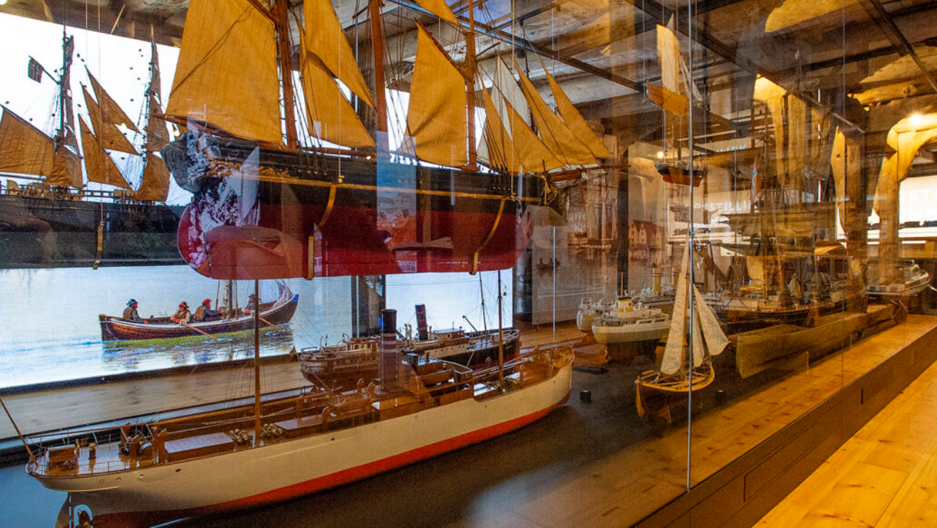 Bildet viser skuter som vises i utstillingen Hjemmehavn Stavanger.