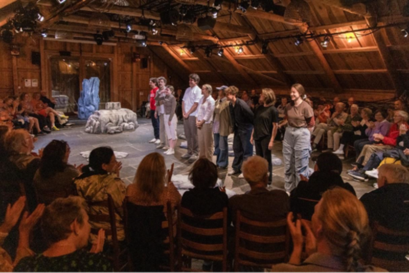 Skuespillerene står på rekke og rad og tar imot applaus. 