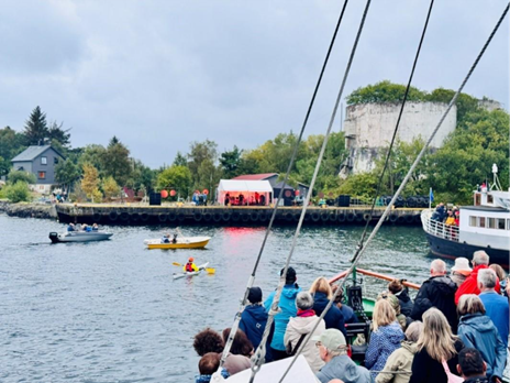 Bildet er tatt fra båten, ser inn mot Steinsøyholmen hvor det er en konsert.