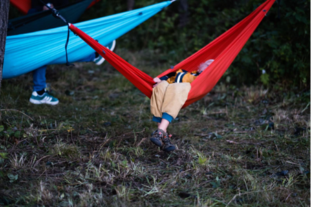 Liten gutt sover i en hengekøye