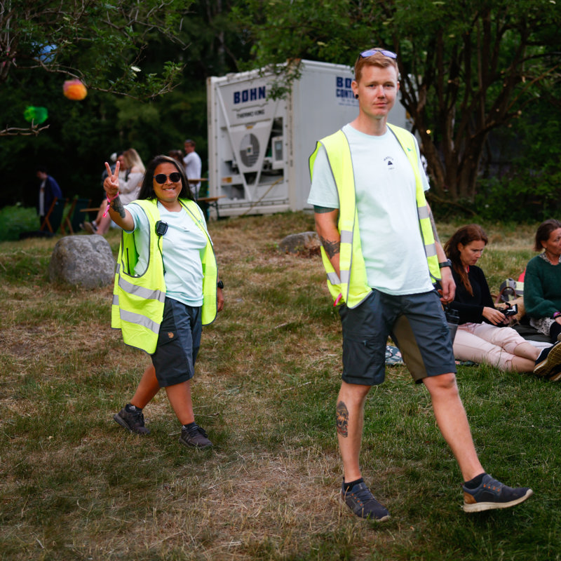 To frivillige i arbeid på festival.