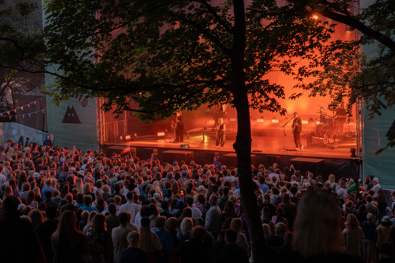 Foto: Mablis/Leif Erik Sele Artist på scene foran stort publikum under Mablisfestivalen i Vålandskogen
