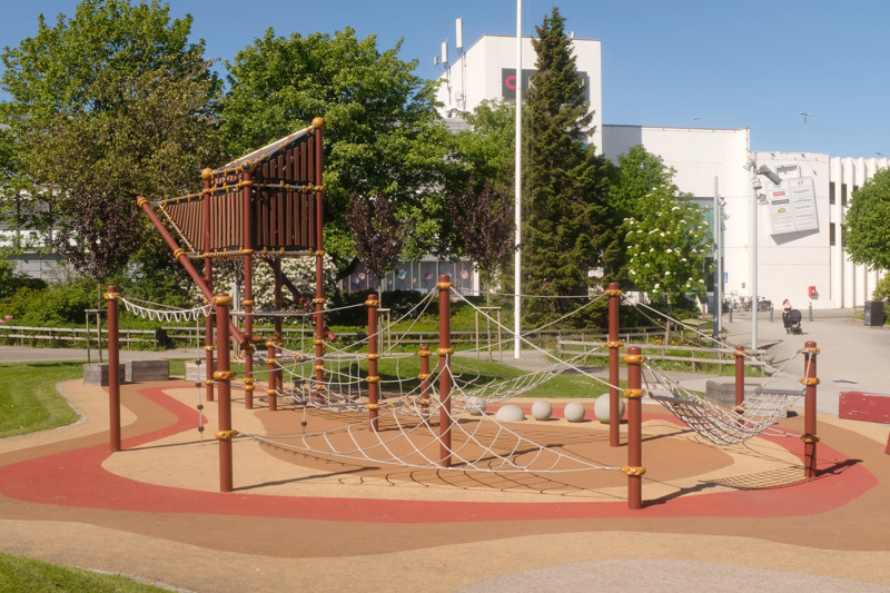 Oversiktsbilde av Heisekrana lekeplass på Hillevåg torg