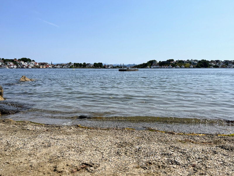 Badeplassen ved Kuvika, med flytebrygge i bakgrunnen.