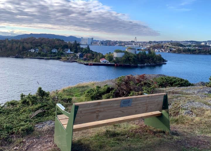 Flott utsikt fra Klampen! Etter ønske fra innbyggerne satt Stavanger kommune ut en benk her i 2021. Foto: Margrethe Saua Madsen Benk på toppen av Klampen på Hundvåg.