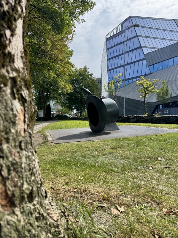 Avstandsbilde av hatte-skulptur