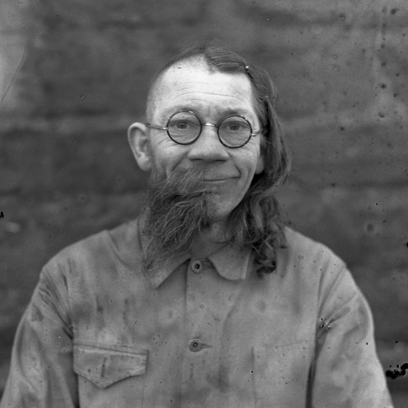 Portrettbilde av Lars Lende med hår på høyre side av hodet og skjegg på den venstre siden av ansiktet