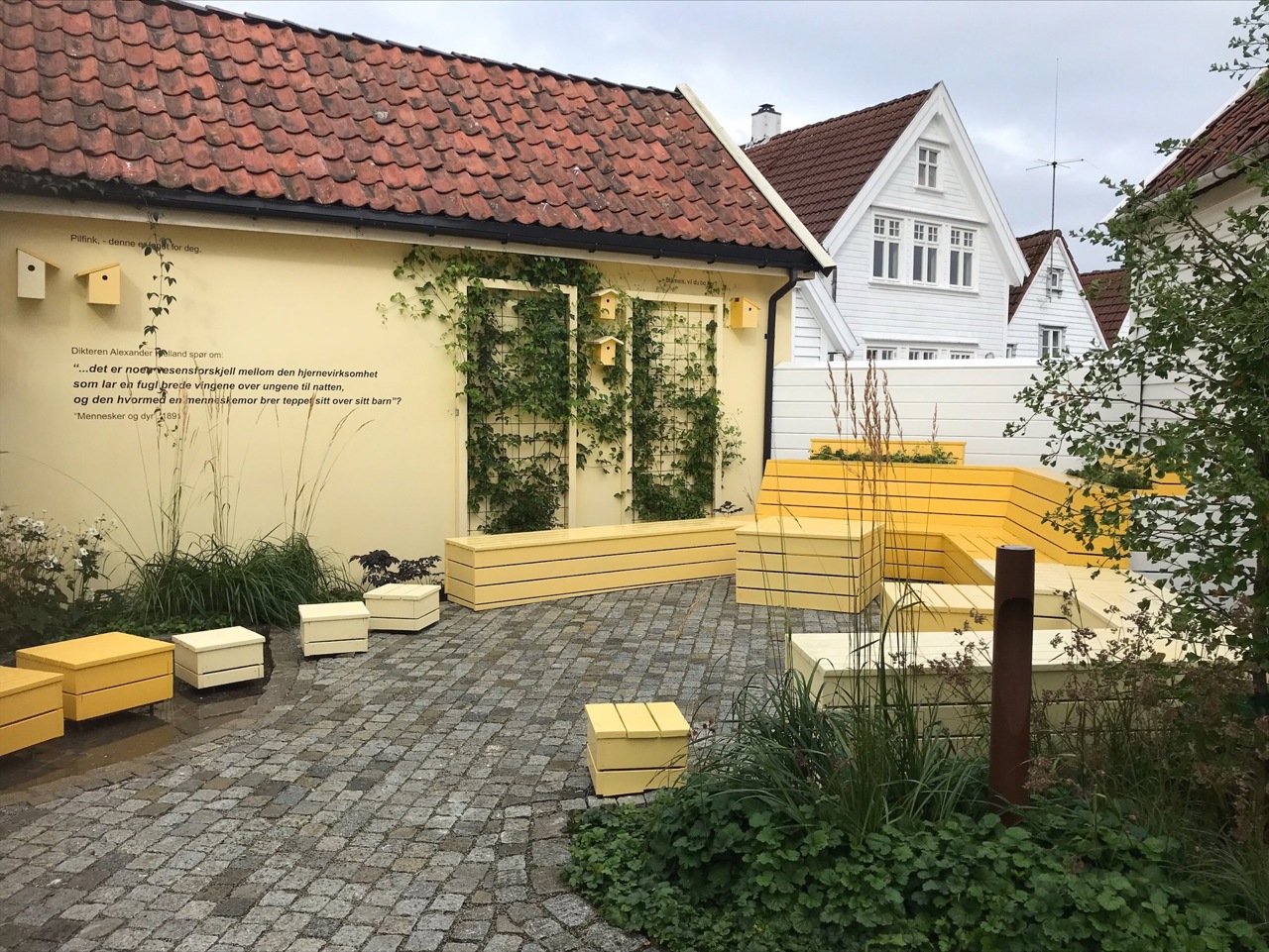 Lommeparken i Vinkelgata byr på Kiellands dyreverden. Oversiktsbilde over parken